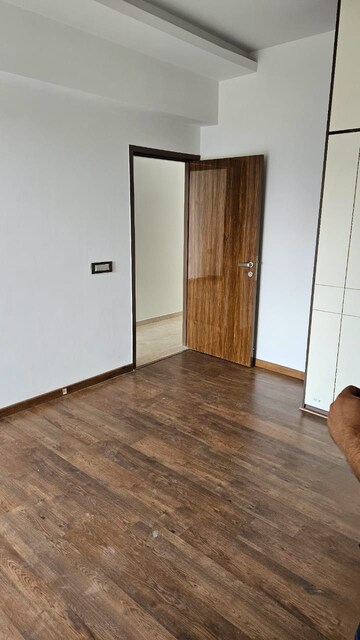 Room in 4 BHK Builder Floor at DLF Building 10, Dlf Phase ii – for Rent