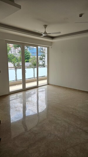 Room in 4 BHK Builder Floor at DLF Building 10, Dlf Phase ii – for Rent