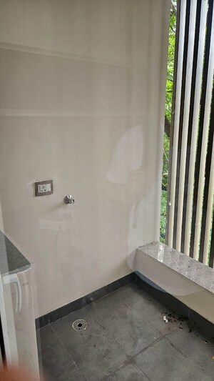 Balcony in 4 BHK Builder Floor at DLF Building 10, Dlf Phase ii – for Rent