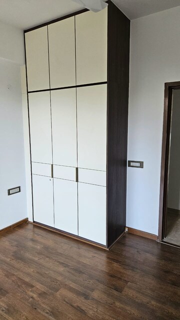 Room in 4 BHK Builder Floor at DLF Building 10, Dlf Phase ii – for Rent