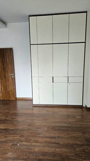 Room in 4 BHK Builder Floor at DLF Building 10, Dlf Phase ii – for Rent