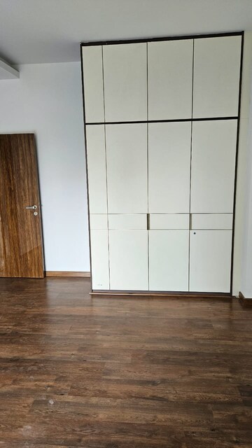 Room in 4 BHK Builder Floor at DLF Building 10, Dlf Phase ii – for Rent