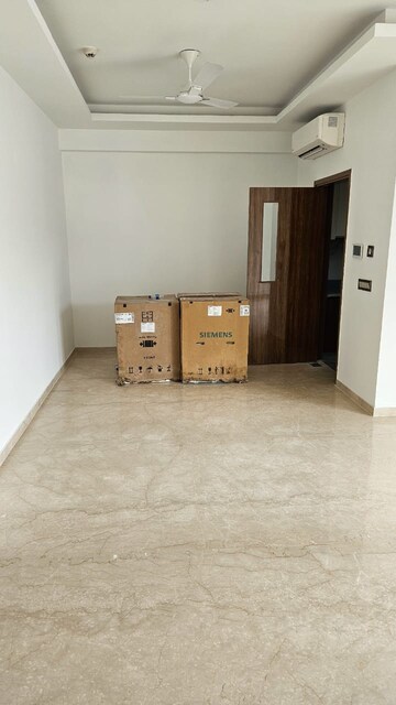 Room in 4 BHK Builder Floor at DLF Building 10, Dlf Phase ii – for Rent