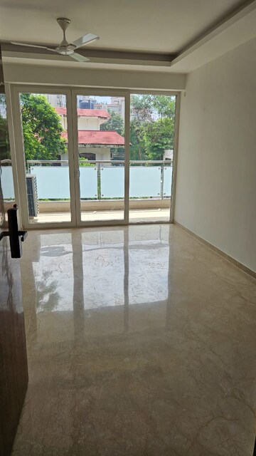 Room in 4 BHK Builder Floor at DLF Building 10, Dlf Phase ii – for Rent