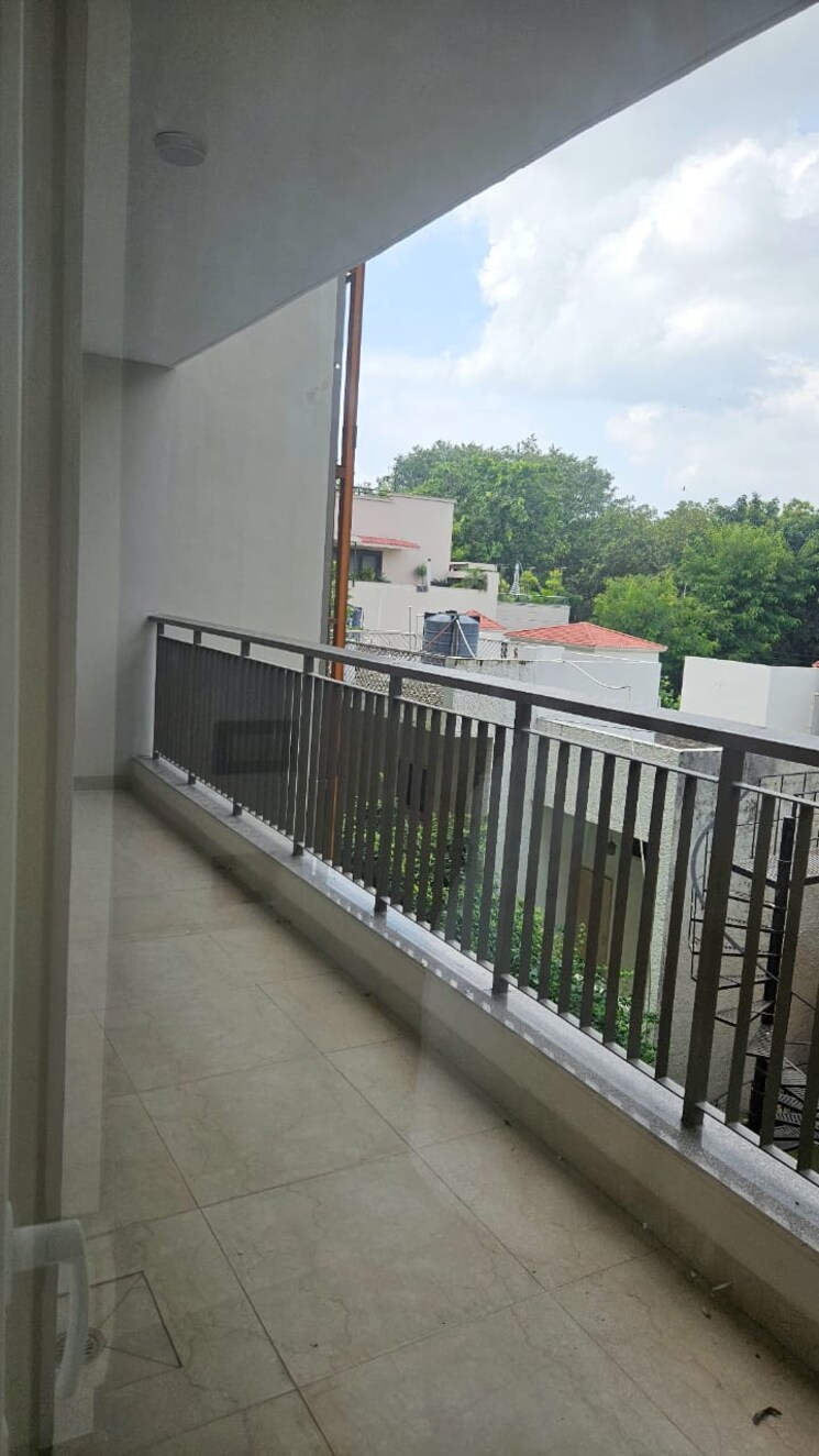 Balcony, dlf-building-10 4 Bedroom 300 Sq.Yd. Builder Floor In Dlf Phase ii Gurgaon 9489905