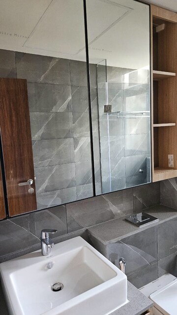 Bathroom in 4 BHK Builder Floor at DLF Building 10, Dlf Phase ii – for Rent