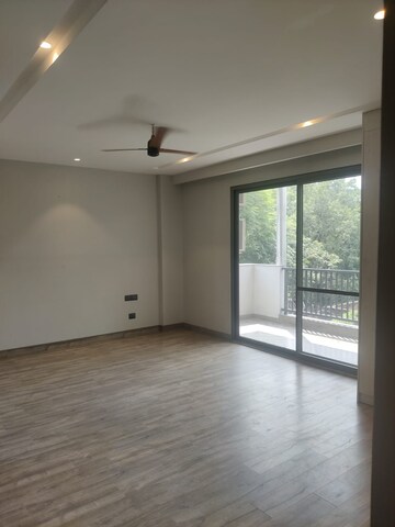 Room in 4 BHK Builder Floor at Unitech South City 1, South City 1 – for Rent