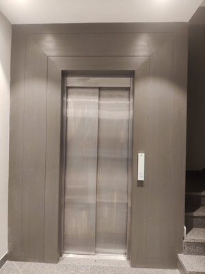 Building Lobby in 4 BHK Builder Floor at Unitech South City 1, South City 1 – for Rent