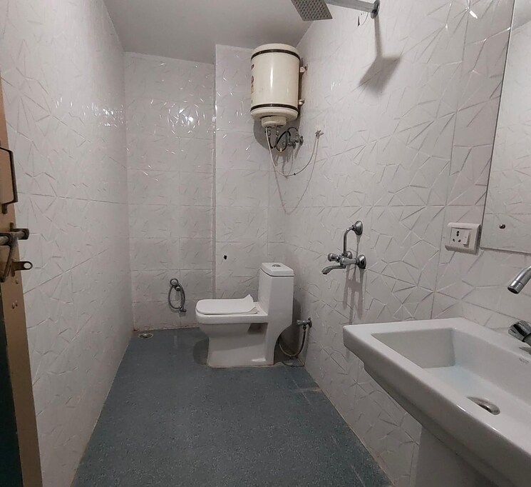 Bathroom, risland-sky-mansion 2 Bedroom 800 Sq.Ft. Builder Floor In Chattarpur Delhi 9490093
