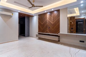 Living Room in 4 BHK Builder Floor at Unitech South City 1, South City 1 – for Rent