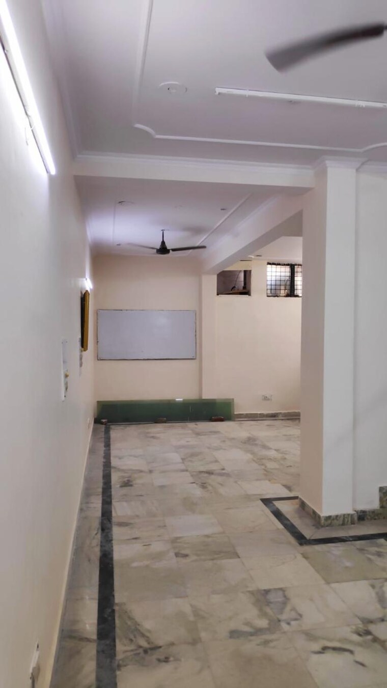 Room, sarvodaya enclave 3 Bedroom 300 Sq.Yd. Builder Floor In Sarvodaya Enclave Delhi 9490086