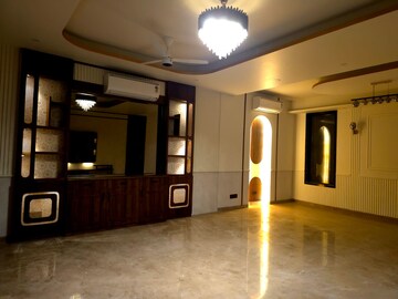 Room in 4 BHK Builder Floor at Safdarjung Development Area – for Rent