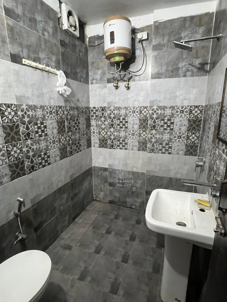 Bathroom, motia-royal-citi-apartments 2 Bedroom 1350 Sq.Ft. Apartment In Ghazipur Zirakpur 9490324