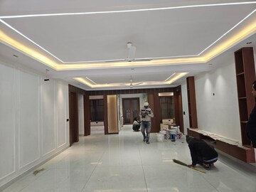 Building Lobby in 3.5 BHK Builder Floor at Shalimar Garden – for Sale