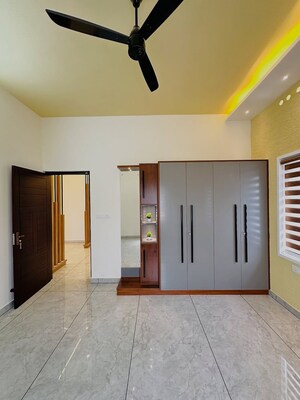 Room in 4 BHK Independent House at Nehru Nagar West – for Sale