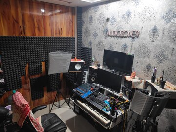 Team Area in 2 BHK Builder Floor at Vasundhara Sector 1 – for Sale