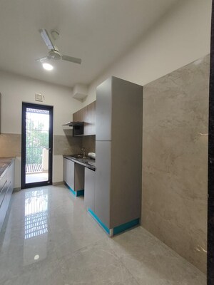 Room in 3 BHK Builder Floor at Unitech South City 1, South City 1 – for Rent