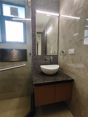 Bathroom in 3 BHK Builder Floor at Unitech South City 1, South City 1 – for Rent