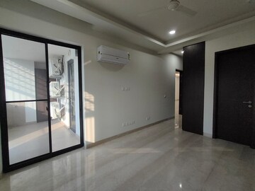 Room in 3 BHK Builder Floor at Unitech South City 1, South City 1 – for Rent