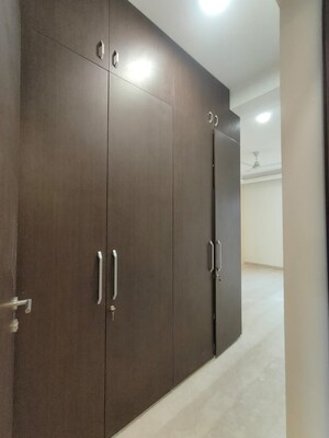 Furnished Amenities in 3 BHK Builder Floor at Unitech South City 1, South City 1 – for Rent