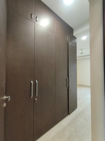 Furnished Amenities in 3 BHK Builder Floor at Unitech South City 1, South City 1 – for Rent