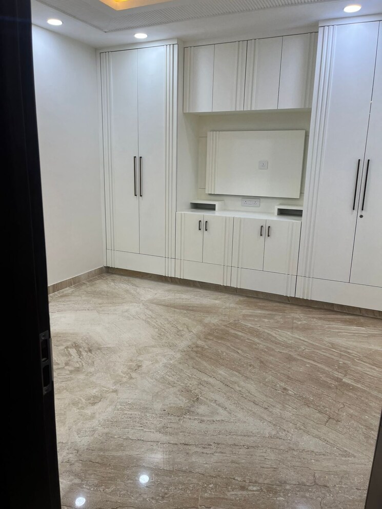 Room, rohini sector 29 4 Bedroom 150 Sq.Yd. Builder Floor In Rohini Sector 29 Delhi 9490656