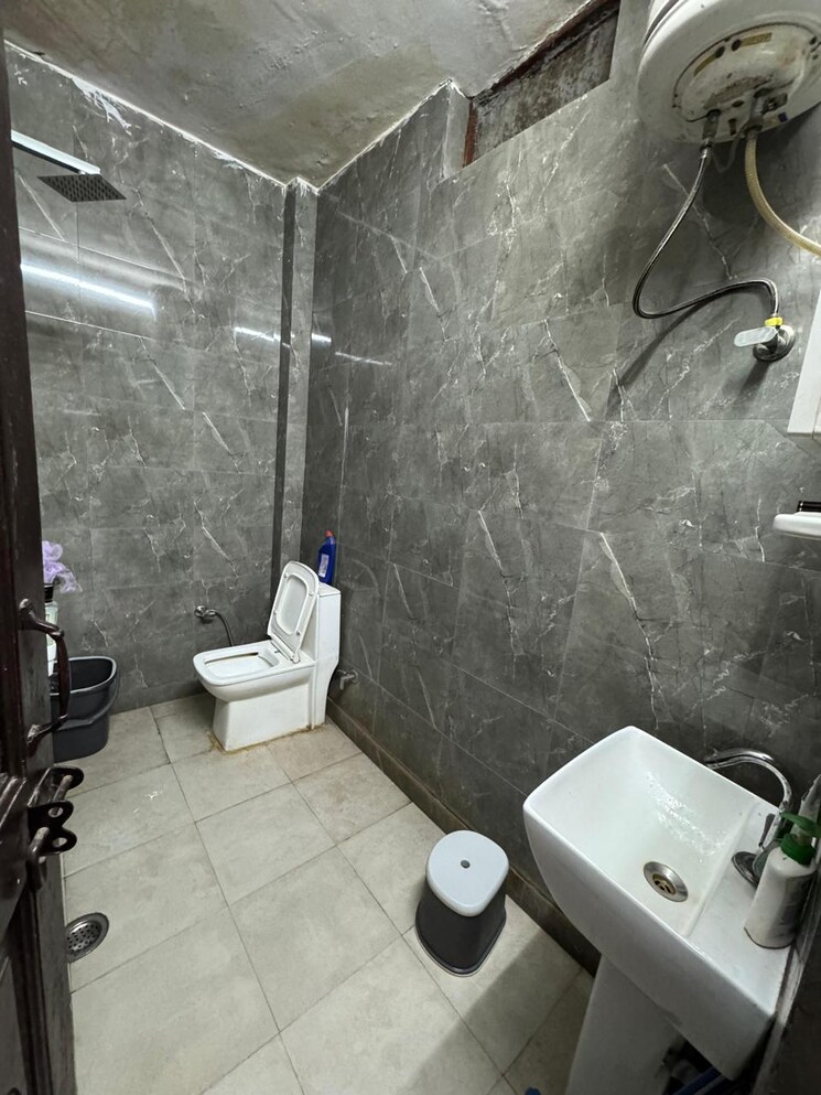 Attached Bathroom, shivalik colony 1 Bedroom 200 Sq.Yd. Builder Floor In Shivalik Colony Delhi 9490750