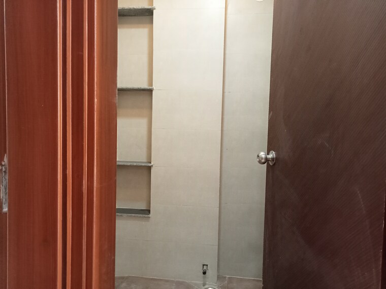 Bathroom, palam colony 3 Bedroom 850 Sq.Ft. Builder Floor In Palam Colony Delhi 9490842