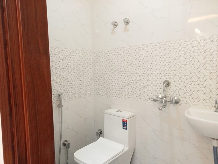 Bathroom, palam colony 3 Bedroom 850 Sq.Ft. Builder Floor In Palam Colony Delhi 9490842