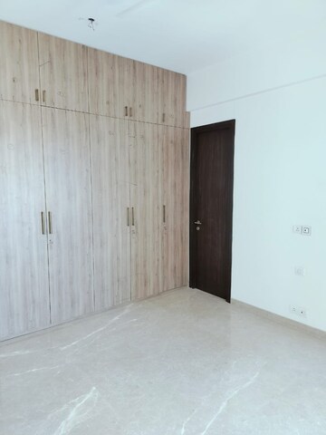 Room in 3.5 BHK Apartment at Kalpataru Radiance, Goregaon West – for Rent