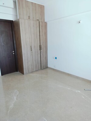 Room in 3.5 BHK Apartment at Kalpataru Radiance, Goregaon West – for Rent