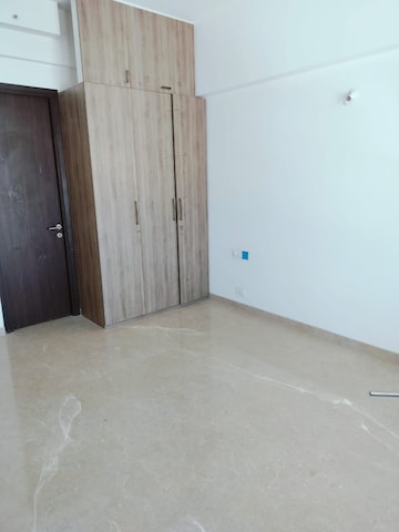 Room in 3.5 BHK Apartment at Kalpataru Radiance, Goregaon West – for Rent