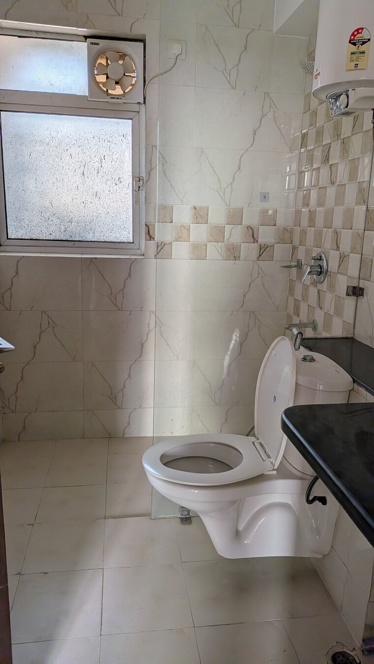 Bathroom, unitech-escape 3 Bedroom 2050 Sq.Ft. Apartment In Sector 50 Gurgaon 9491046