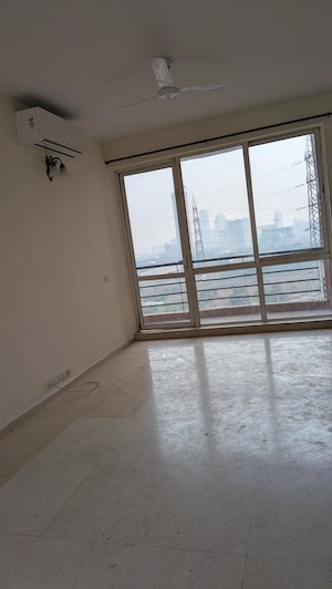 Room in 3 BHK Apartment at Unitech Escape, Sector 50 – for Rent