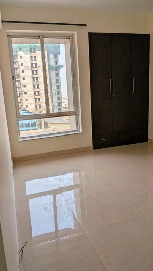 Room in 3 BHK Apartment at Unitech Escape, Sector 50 – for Rent