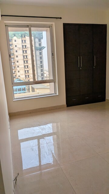 Room in 3 BHK Apartment at Unitech Escape, Sector 50 – for Rent