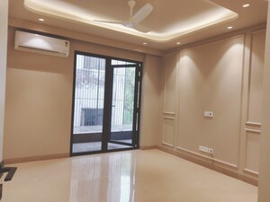 Room in 3 BHK Builder Floor at DLF Atria, Dlf Phase ii – for Rent
