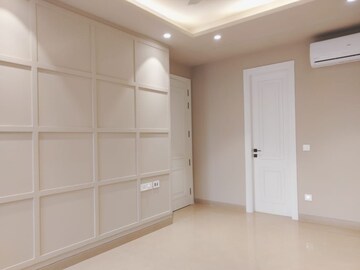 Room in 3 BHK Builder Floor at DLF Atria, Dlf Phase ii – for Rent