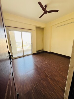 Room in 4 BHK Apartment at VVIP Addresses, Raj Nagar Extension – for Rent