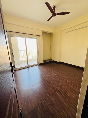 Room in 4 BHK Apartment at VVIP Addresses, Raj Nagar Extension – for Rent