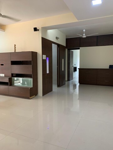 Room in 2 BHK Apartment at Nakshatra Apartments Borivali, Borivali West – for Rent