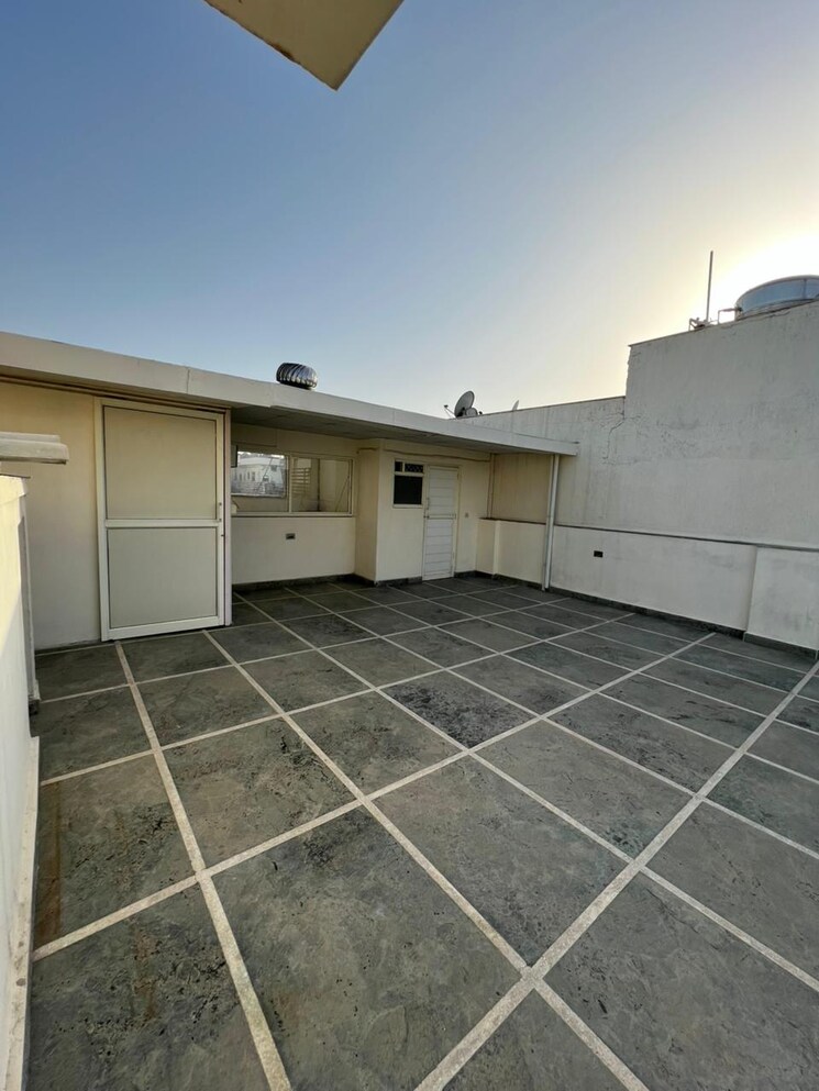 Terrace, vasant kunj 3 Bedroom 1500 Sq.Ft. Apartment In Vasant Kunj Delhi 9492796