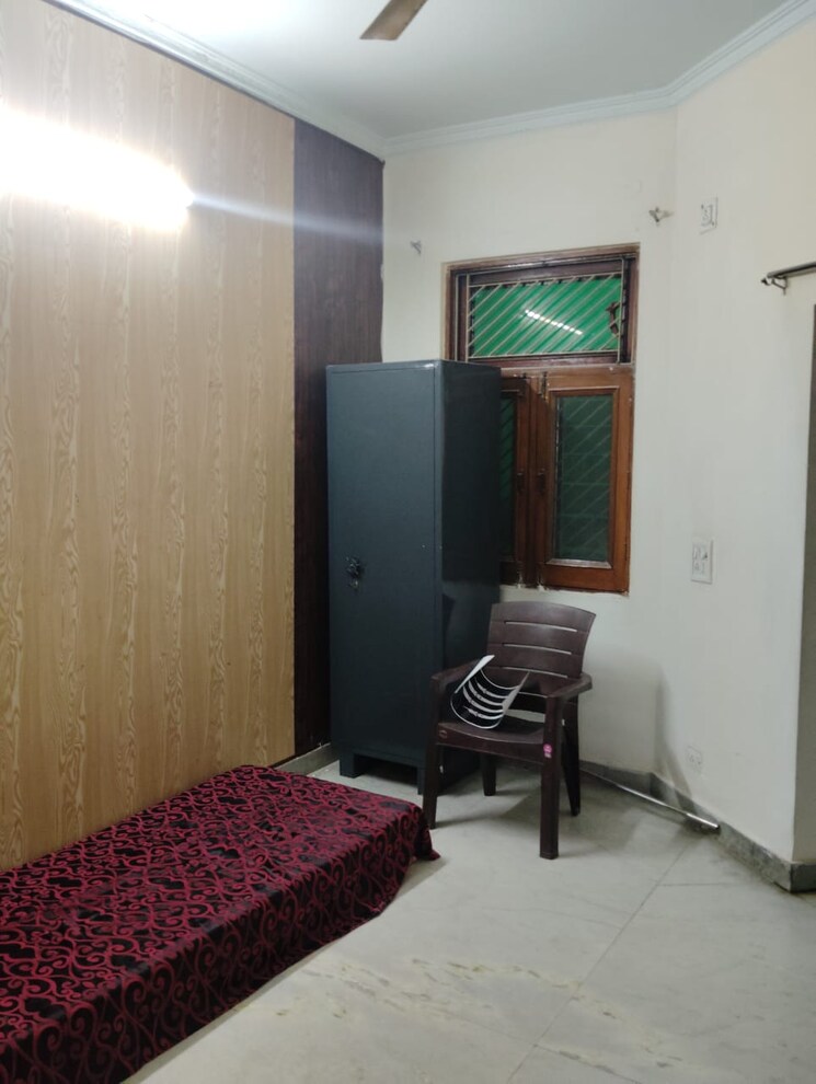 Hall, sector 17 1.5 Bedroom 800 Sq.Ft. Builder Floor In Sector 17 Faridabad 9492886