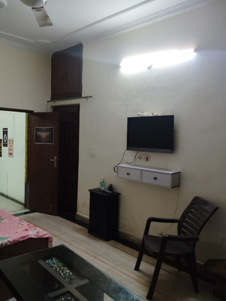 Bedroom, sector 17 1.5 Bedroom 800 Sq.Ft. Builder Floor In Sector 17 Faridabad 9492886