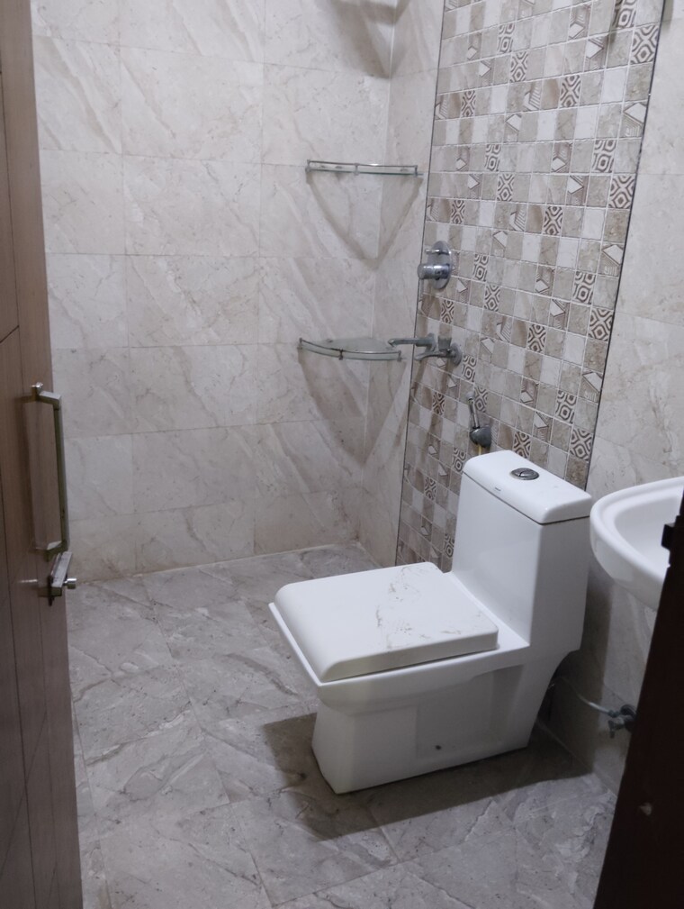 Attached Bathroom, sector 16 3 Bedroom 2250 Sq.Ft. Builder Floor In Sector 16 Faridabad 9492951
