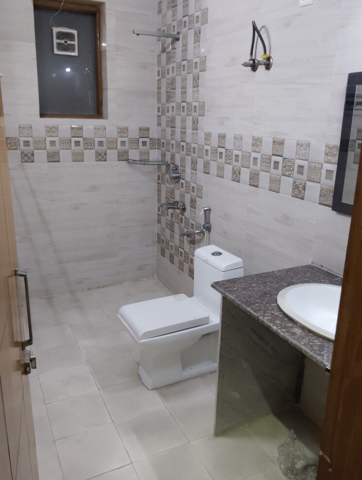 Bathroom, sector 16 3 Bedroom 2250 Sq.Ft. Builder Floor In Sector 16 Faridabad 9492951