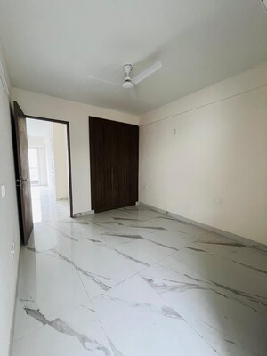 Room in 3 BHK Apartment at Smart World Orchard, Sector 61 – for Rent