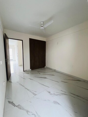 Room in 3 BHK Apartment at Smart World Orchard, Sector 61 – for Rent