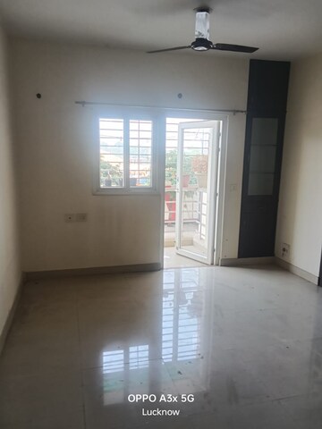 Room in 3 BHK Apartment at Nandakini Alaknanda Estate, Amar Shaheed Path – for Rent