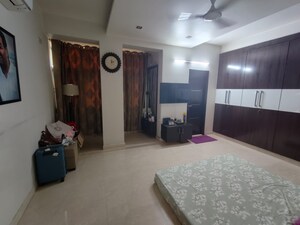 Room in 2.5 BHK Apartment at Mayur Vihar Phase 1 Extension – for Rent